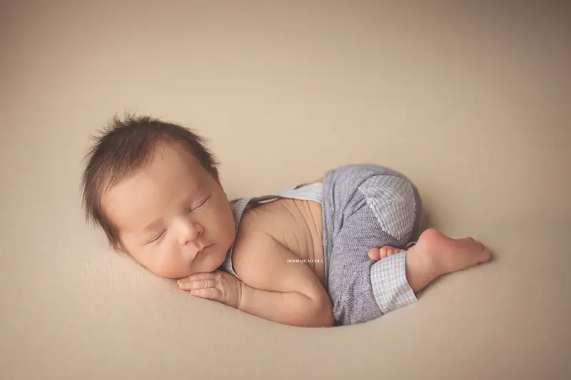 Portrait nouveau-né à Orléans : instant tendre avec bébé, plan large harmonieux, tonalités naturelles