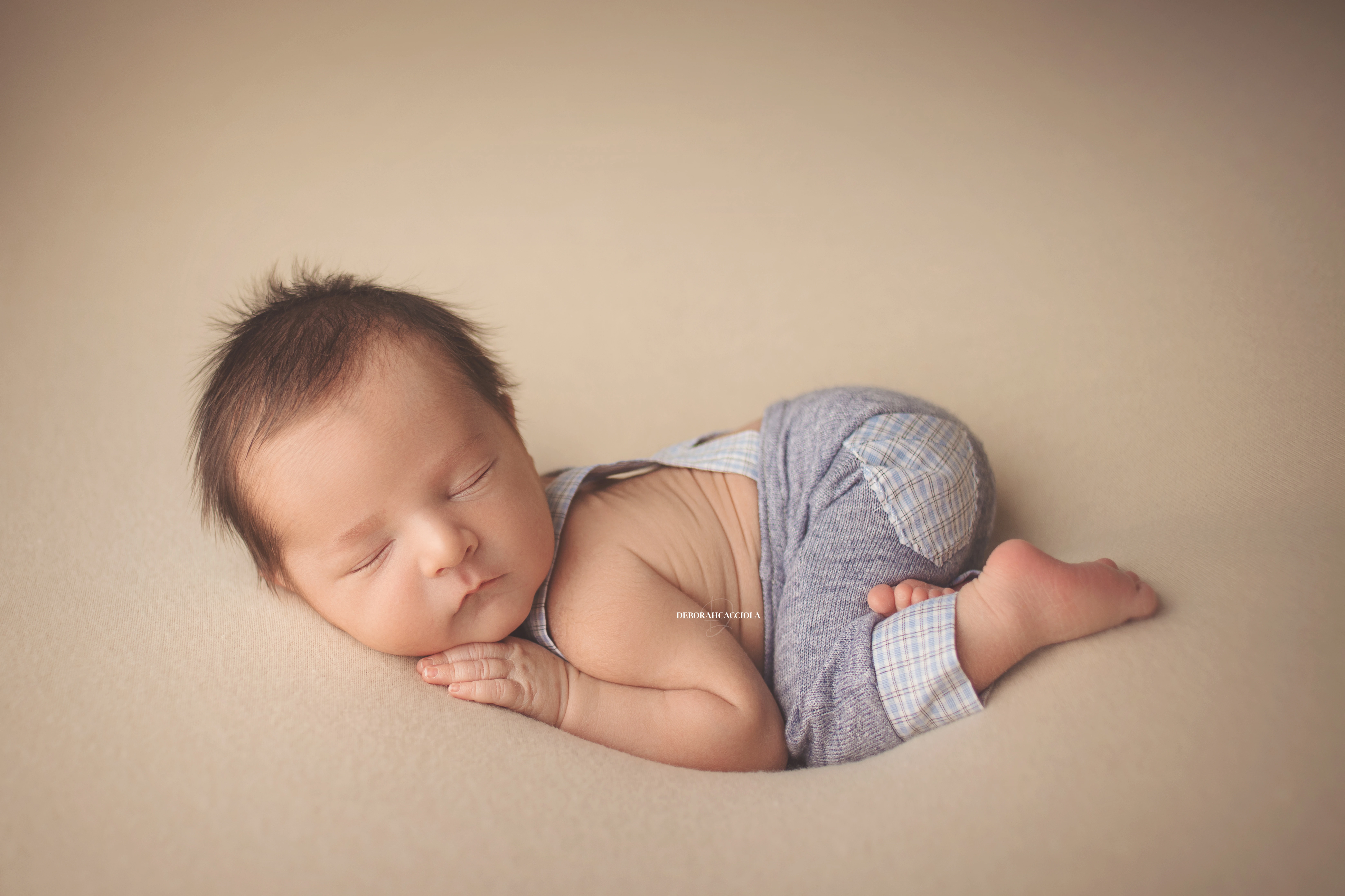 Portrait nouveau-né à Orléans : instant tendre avec bébé, plan large harmonieux, tonalités naturelles