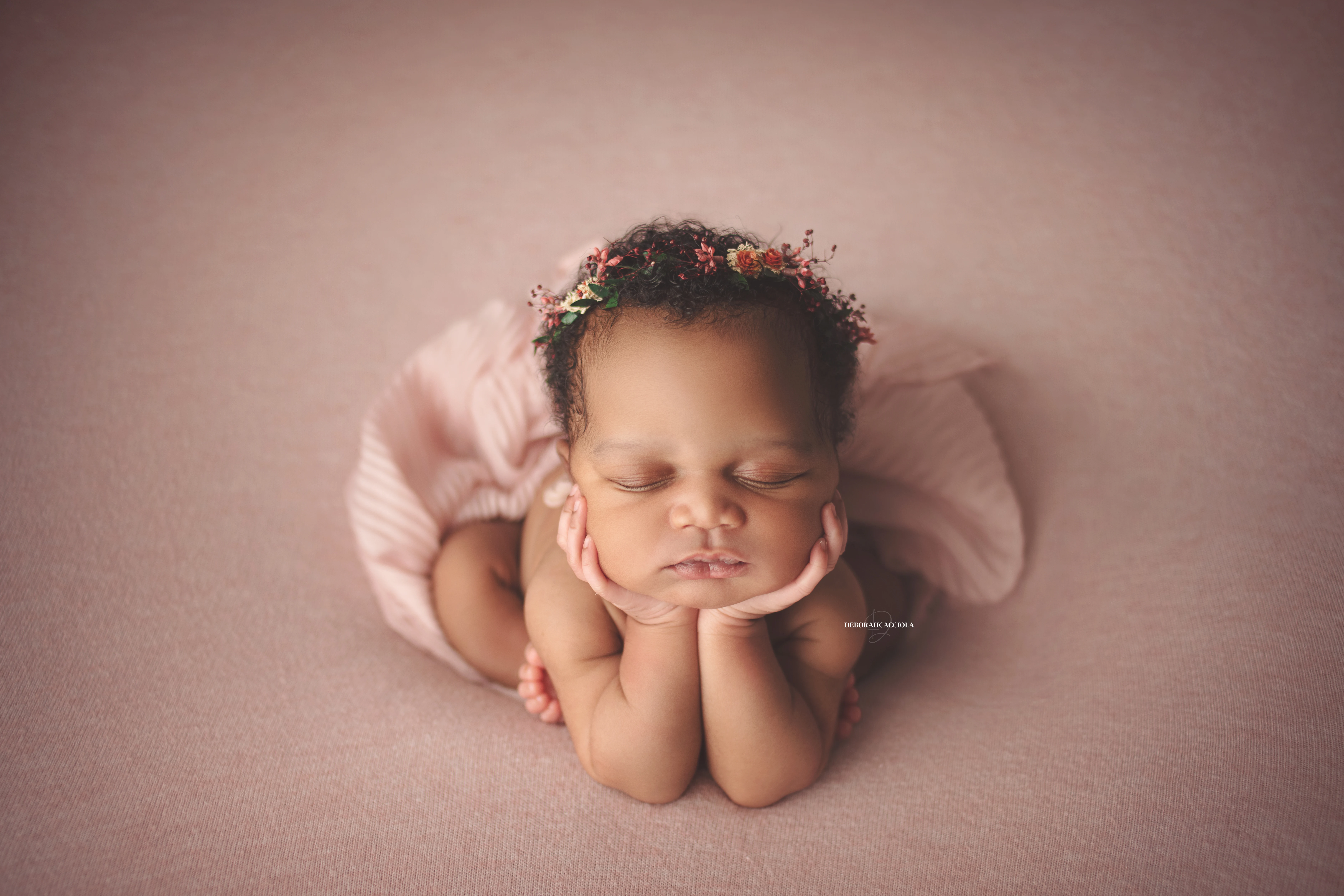 Portrait nouveau-né Orléans : portrait délicat de bébé, cadrage horizontal équilibré, rendu naturel