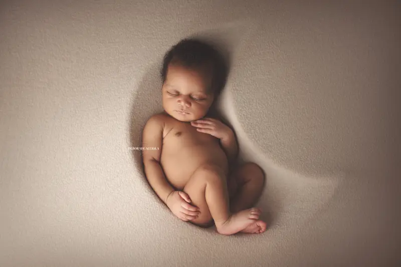 Portrait nouveau-né Orléans : nouveau-né en studio, scène panoramique douce, couleurs équilibrées