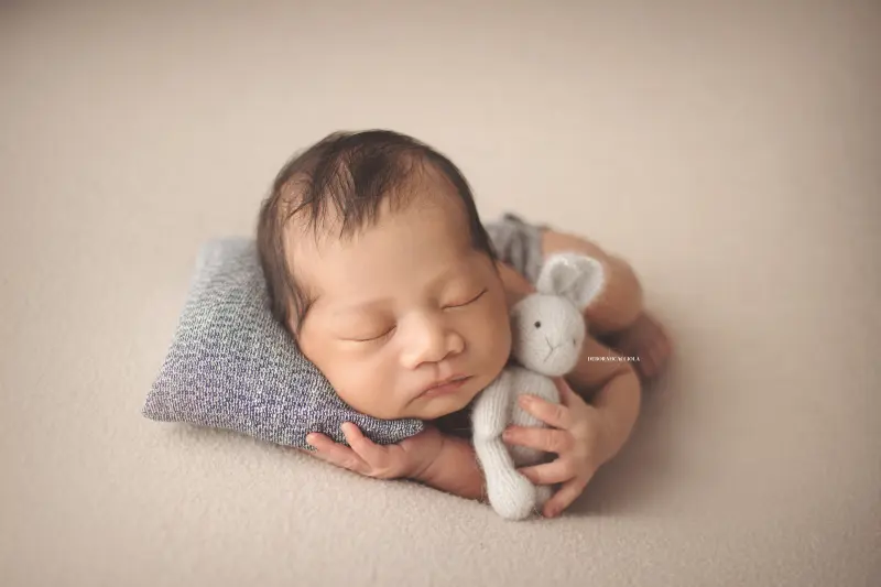 Séance bébé à Orléans - instant tendre avec bébé, plan large harmonieux, palette claire