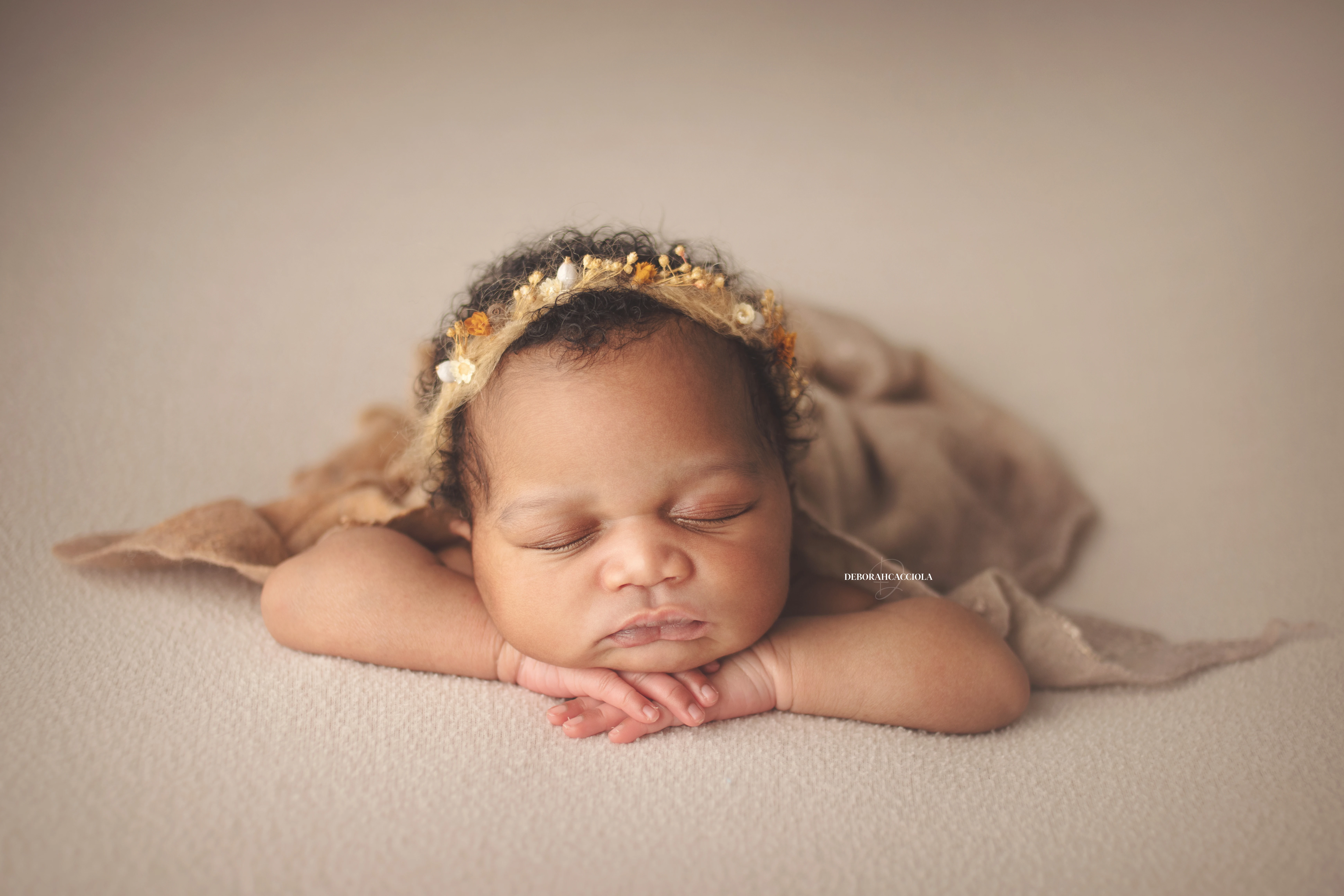 Portrait nouveau-né Orléans : portrait délicat de bébé, cadrage horizontal équilibré, couleurs équilibrées