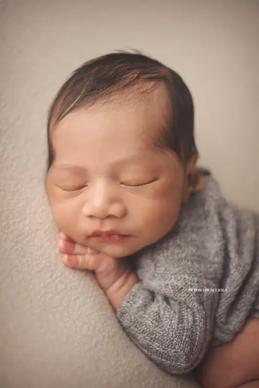 Séance bébé à Orléans - bébé dans ses premiers jours, plan vertical naturel, tonalités naturelles