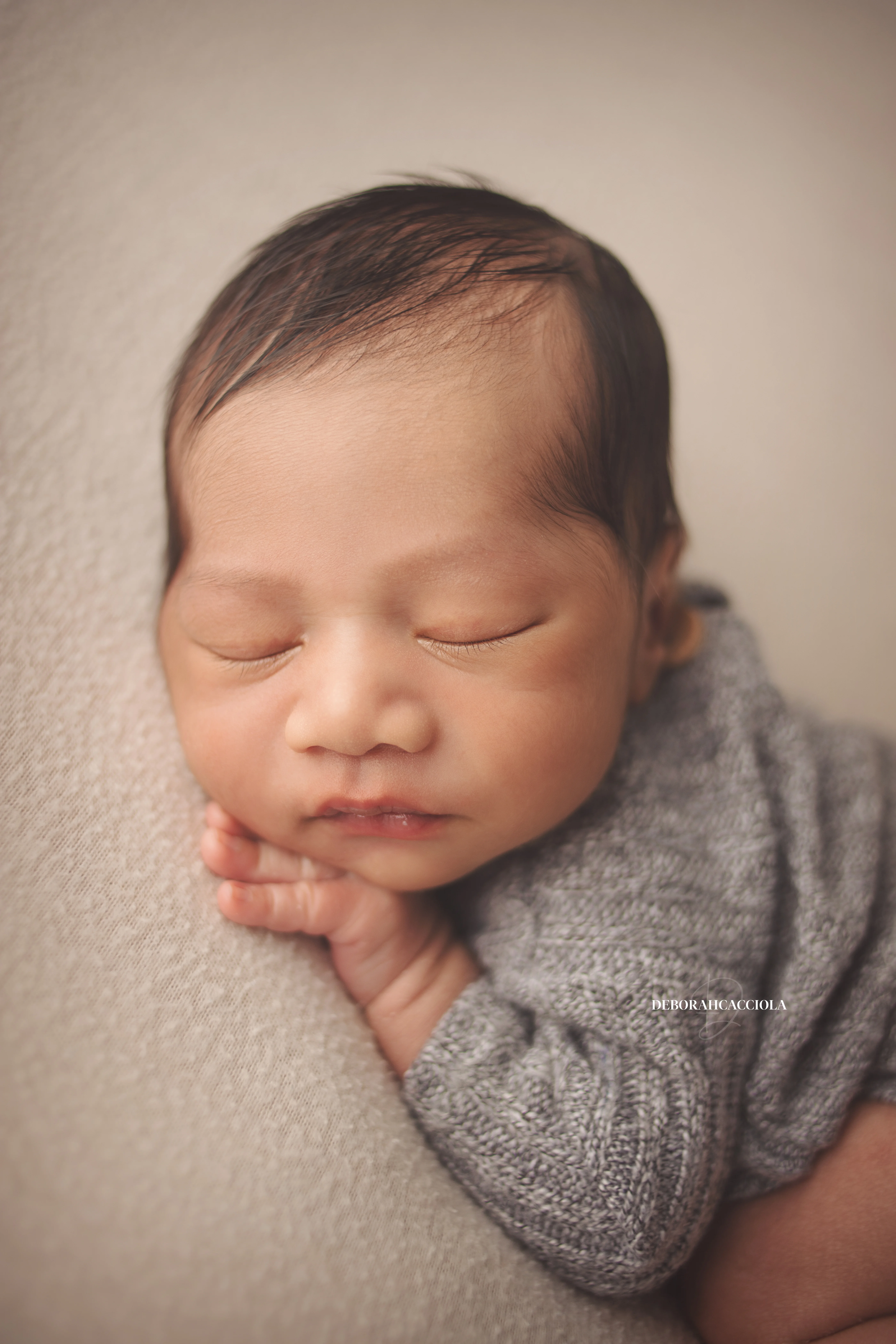 Séance bébé à Orléans - bébé dans ses premiers jours, plan vertical naturel, tonalités naturelles
