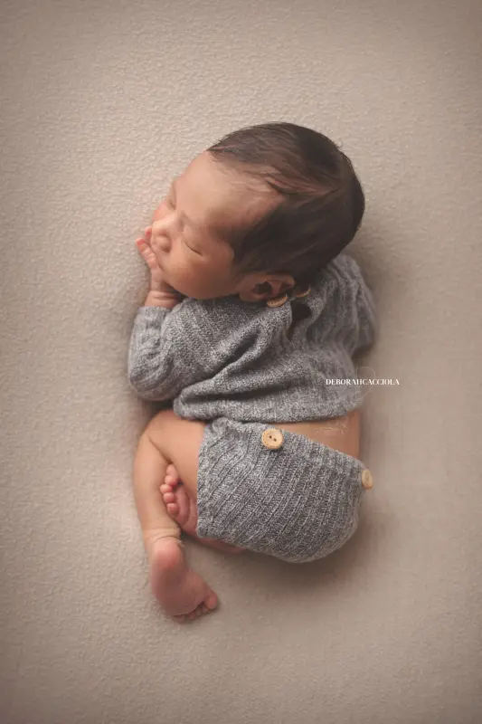 Portrait nouveau-né à Orléans : instant tendre avec bébé, portrait vertical soigné, couleurs douces