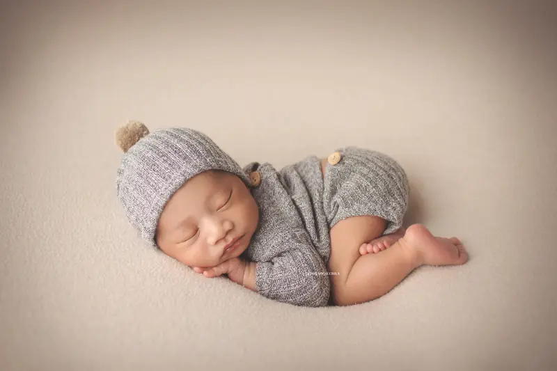 Séance bébé à Orléans - bébé dans ses premiers jours, composition large et naturelle, rendu naturel