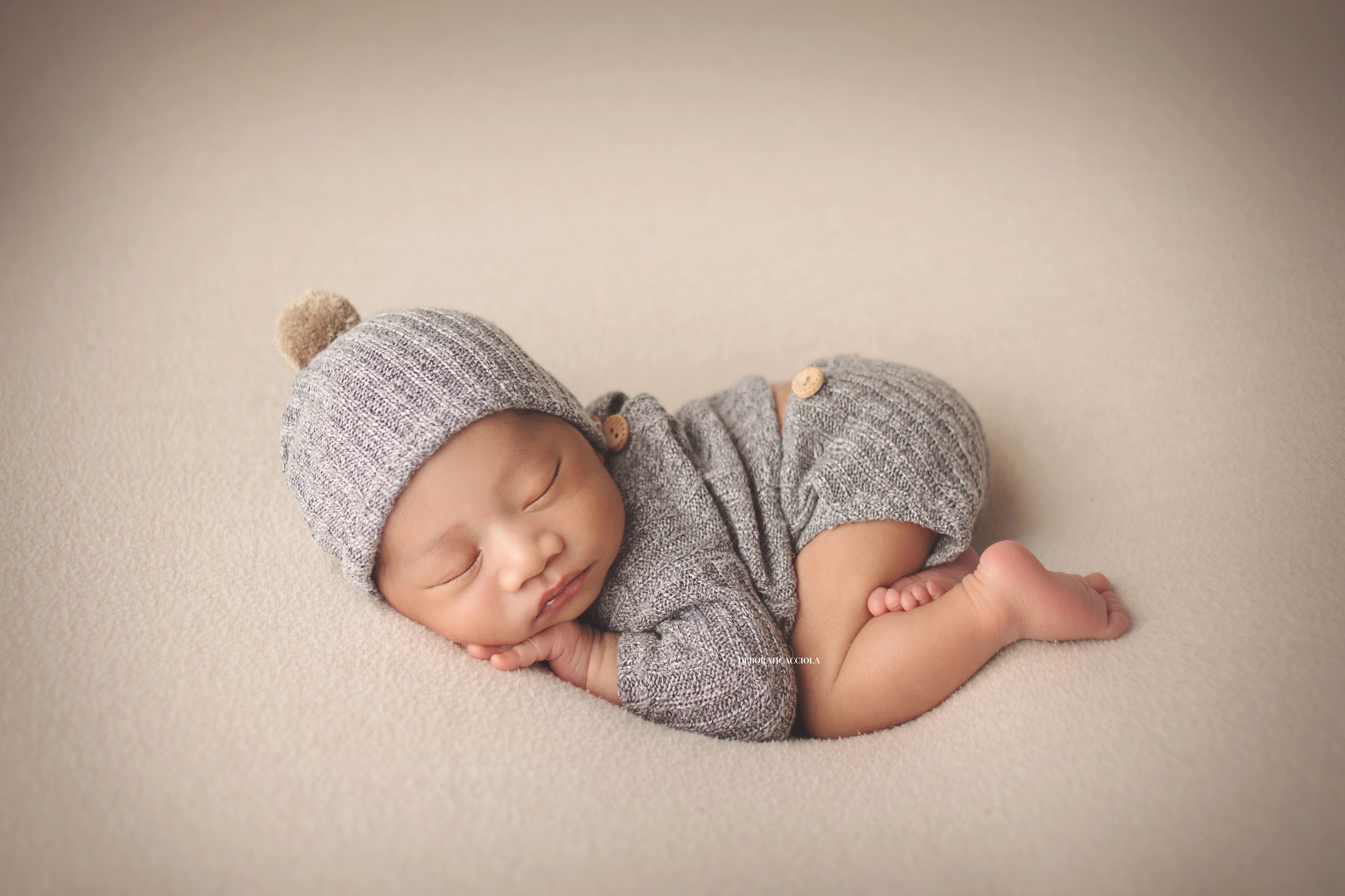 Séance bébé à Orléans - bébé dans ses premiers jours, composition large et naturelle, rendu naturel