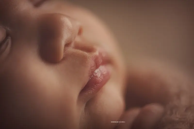 Portrait nouveau-né à Orléans : instant tendre avec bébé, plan large harmonieux, couleurs douces