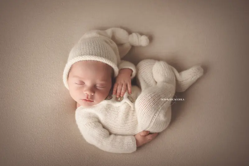 Séance bébé à Orléans - instant tendre avec bébé, plan large harmonieux, palette claire