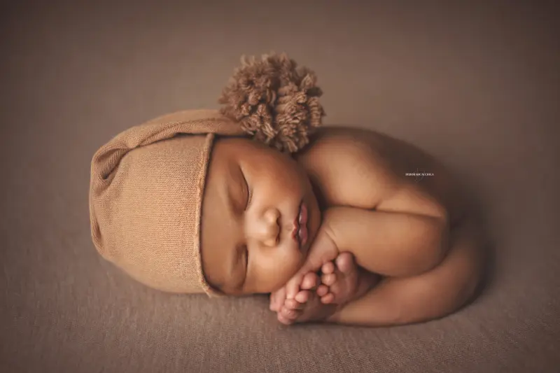 Séance bébé en studio à Orléans : nouveau-né en studio, scène panoramique douce, couleurs douces
