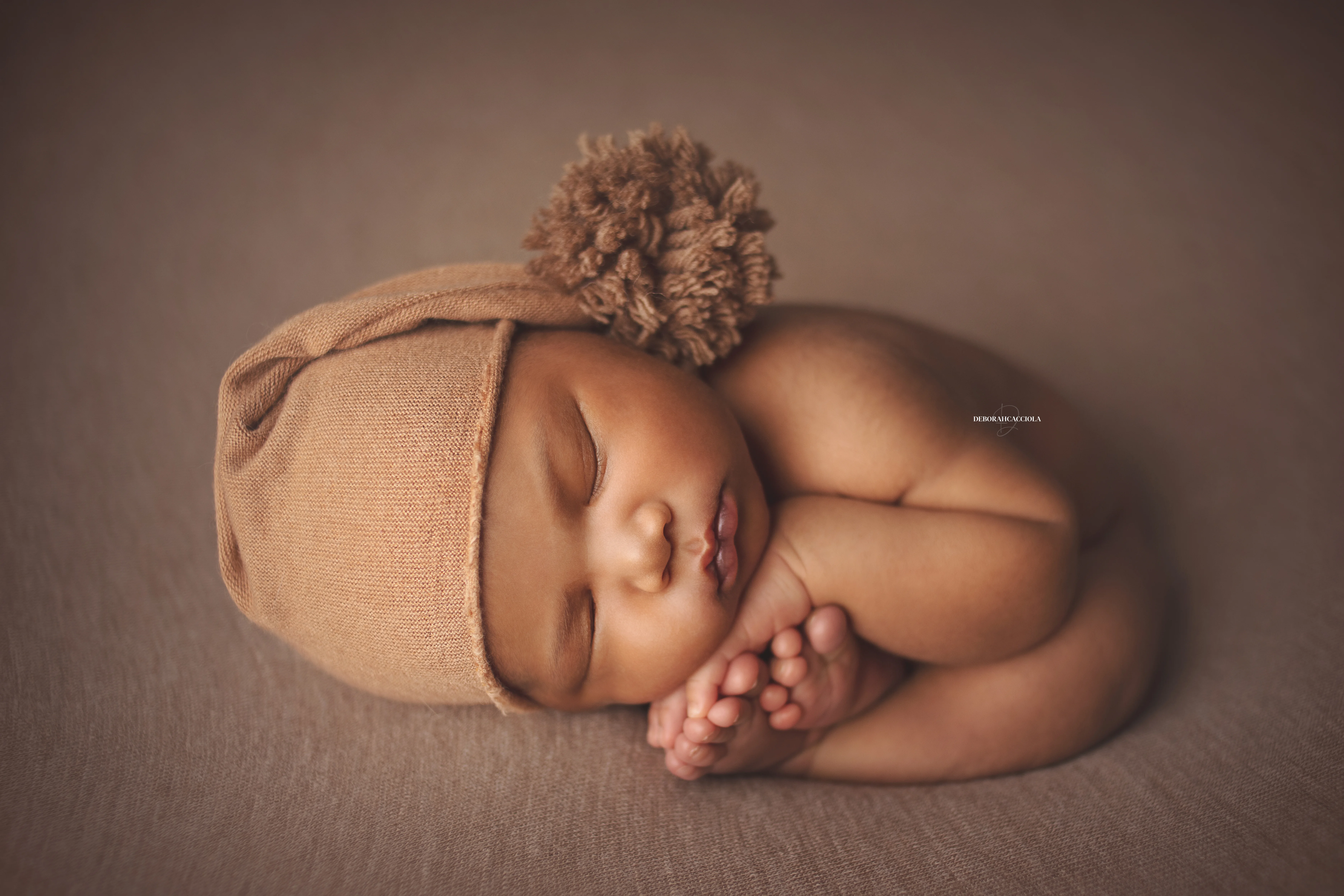 Séance bébé en studio à Orléans : nouveau-né en studio, scène panoramique douce, couleurs douces