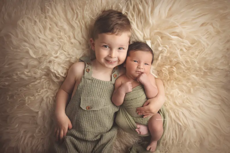 Portrait nouveau-né à Orléans : bébé dans ses premiers jours, composition large et naturelle, palette claire