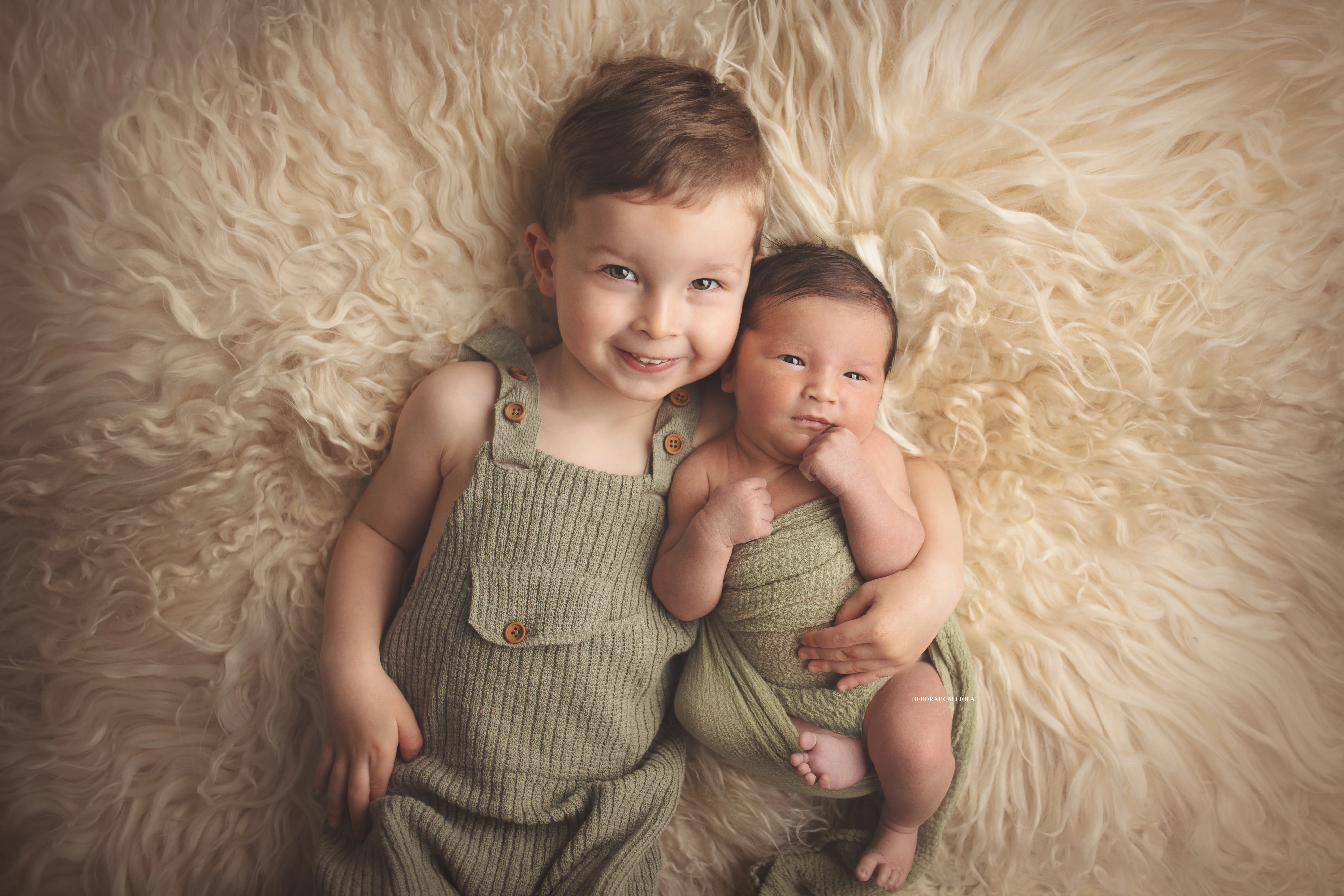 Portrait nouveau-né à Orléans : bébé dans ses premiers jours, composition large et naturelle, palette claire