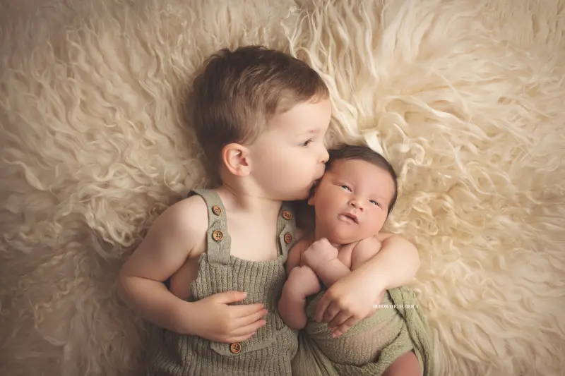 Séance bébé en studio à Orléans : nouveau-né en studio, scène panoramique douce, couleurs douces