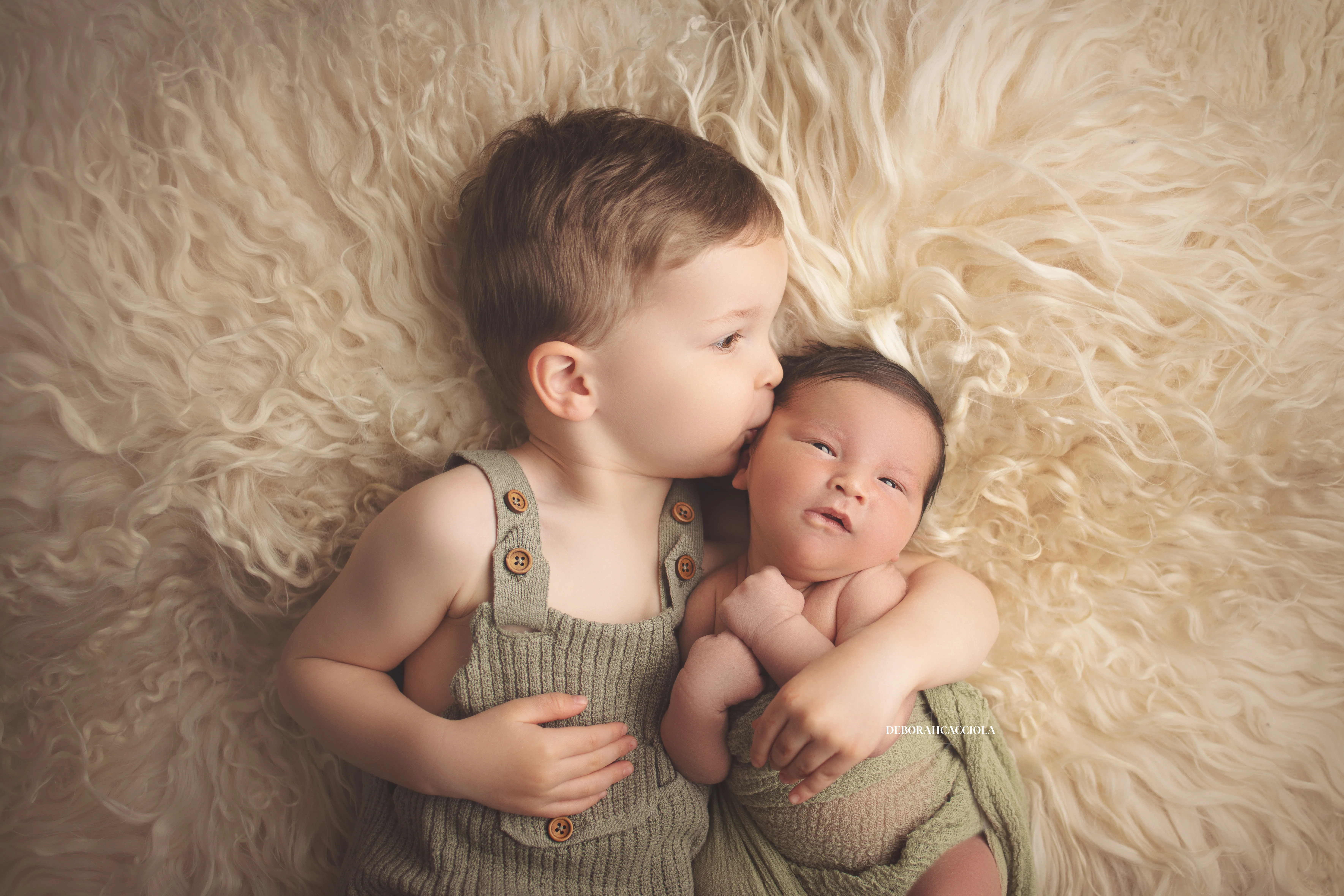 Séance bébé en studio à Orléans : nouveau-né en studio, scène panoramique douce, couleurs douces