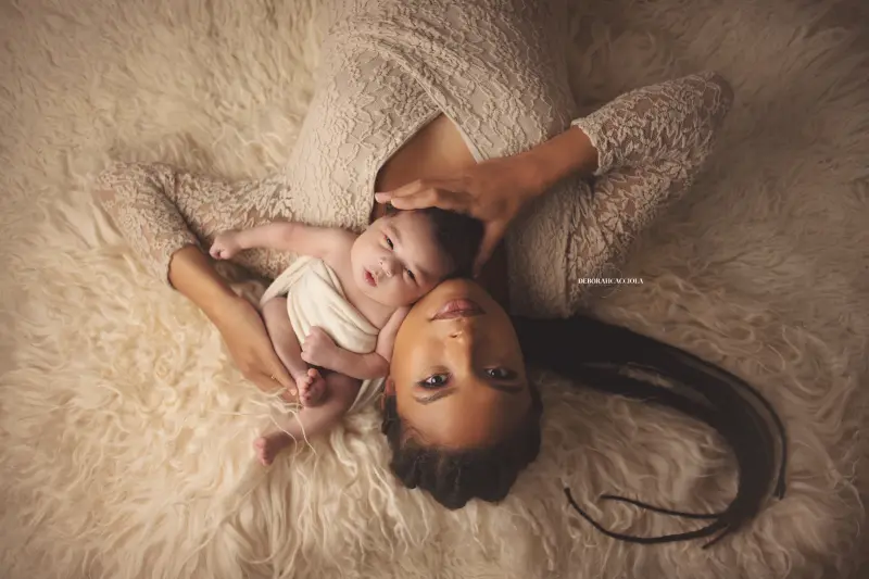 Photo nouveau-né à Orléans, instant tendre avec bébé, plan large harmonieux, palette claire