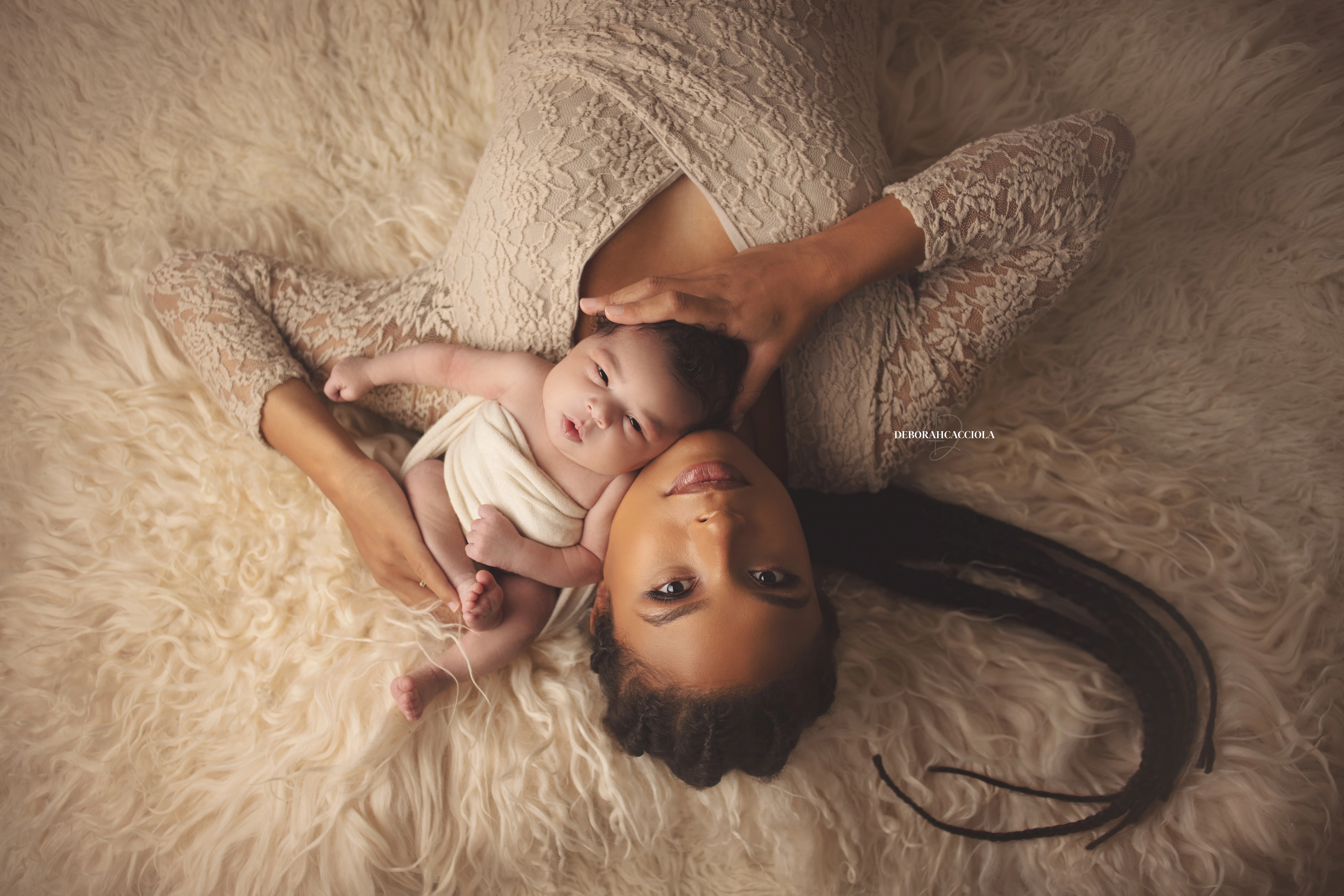 Photo nouveau-né à Orléans, instant tendre avec bébé, plan large harmonieux, palette claire