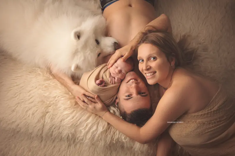 Séance bébé en studio à Orléans : nouveau-né en studio, scène panoramique douce, tonalités naturelles