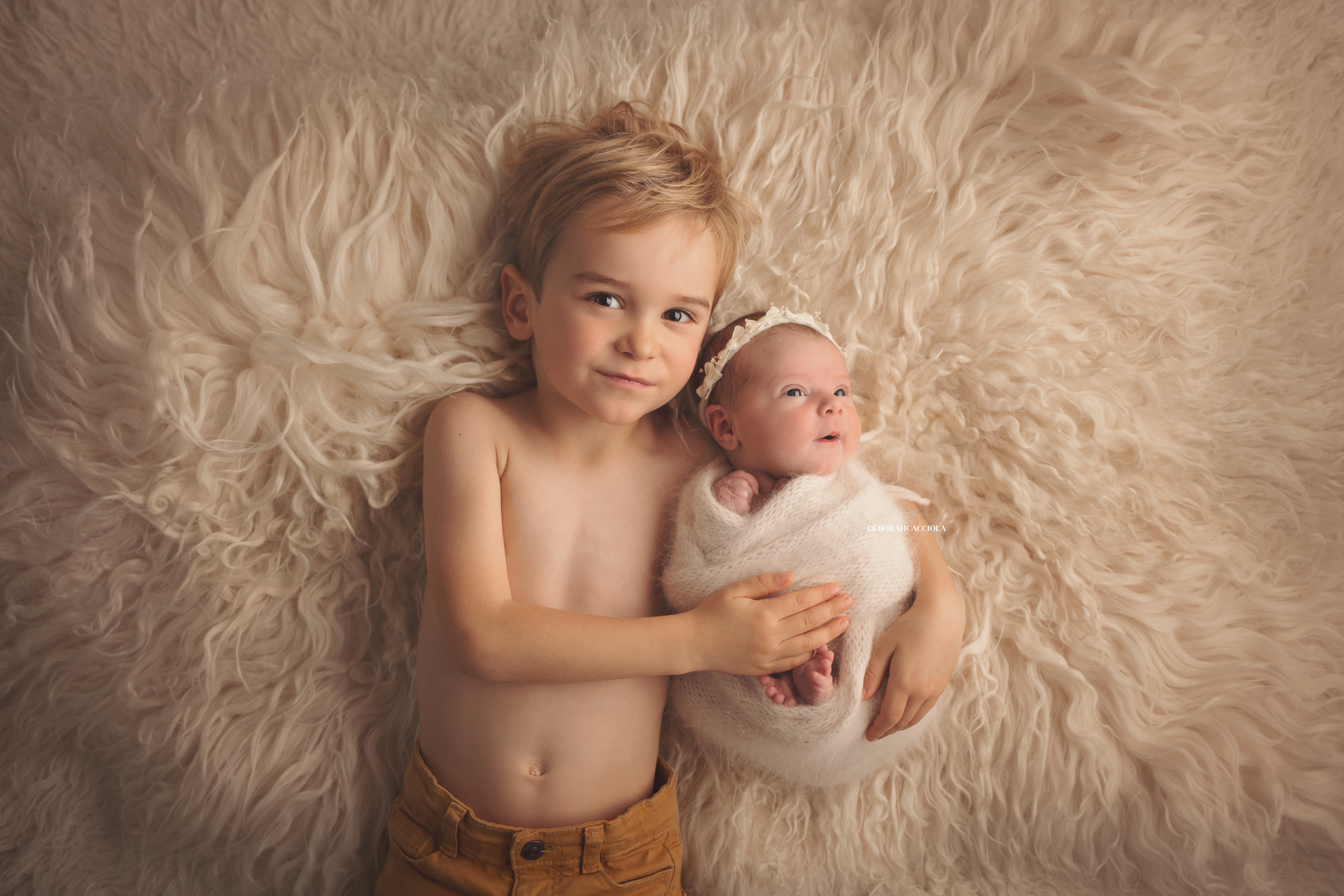 Séance bébé à Orléans - instant tendre avec bébé, plan large harmonieux, palette claire